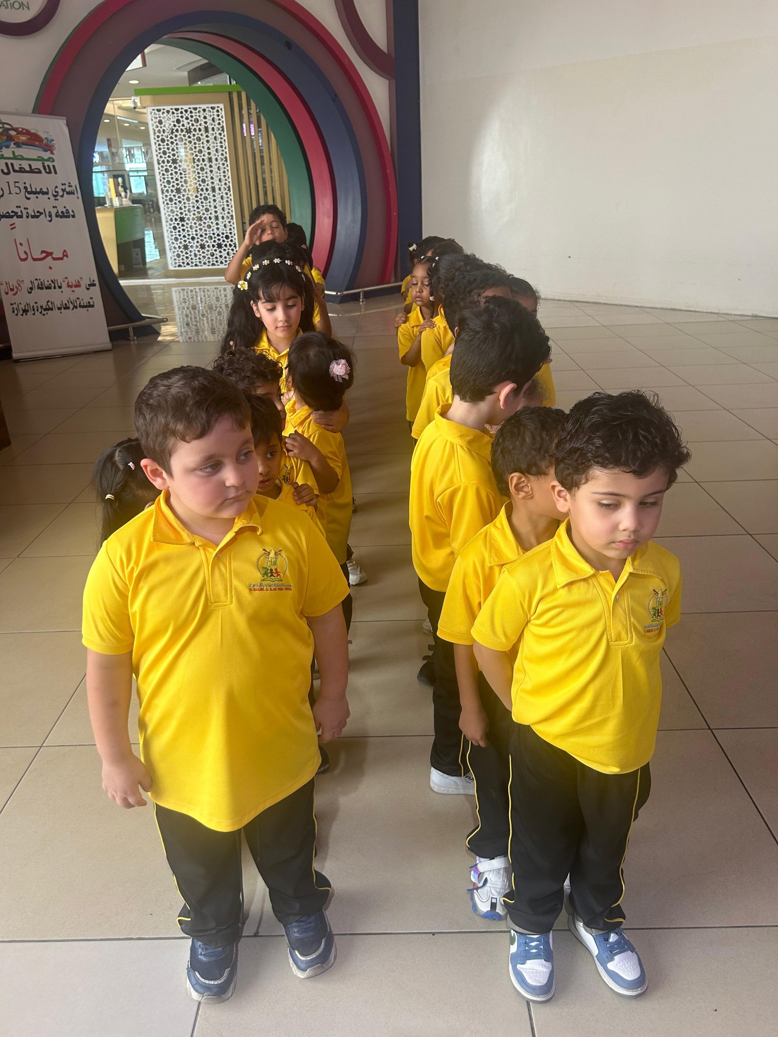 طلاب الروضة في مدرسة المنارة في سلطنة عمان